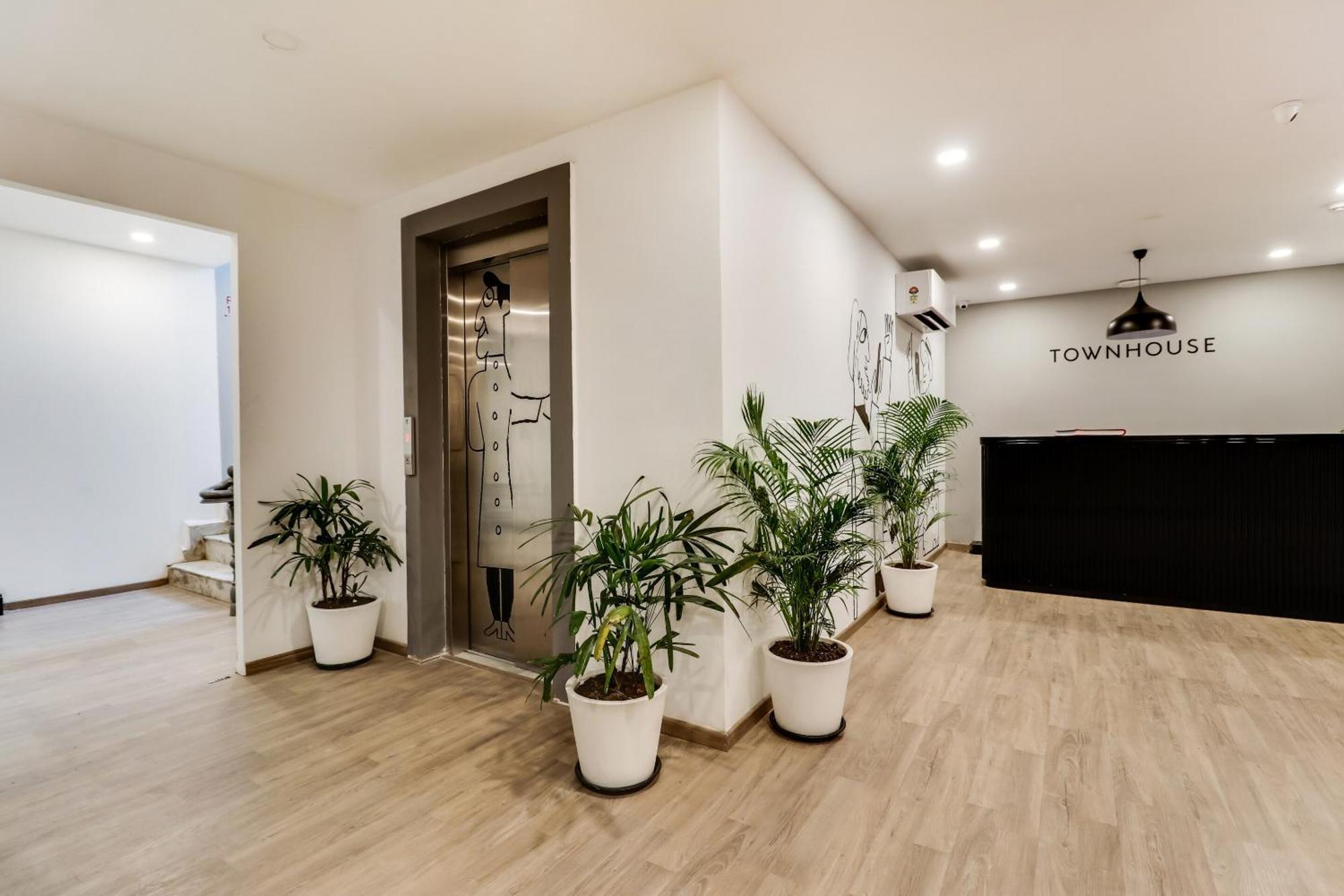 Super Townhouse Gandhi Hall Indore Exterior photo